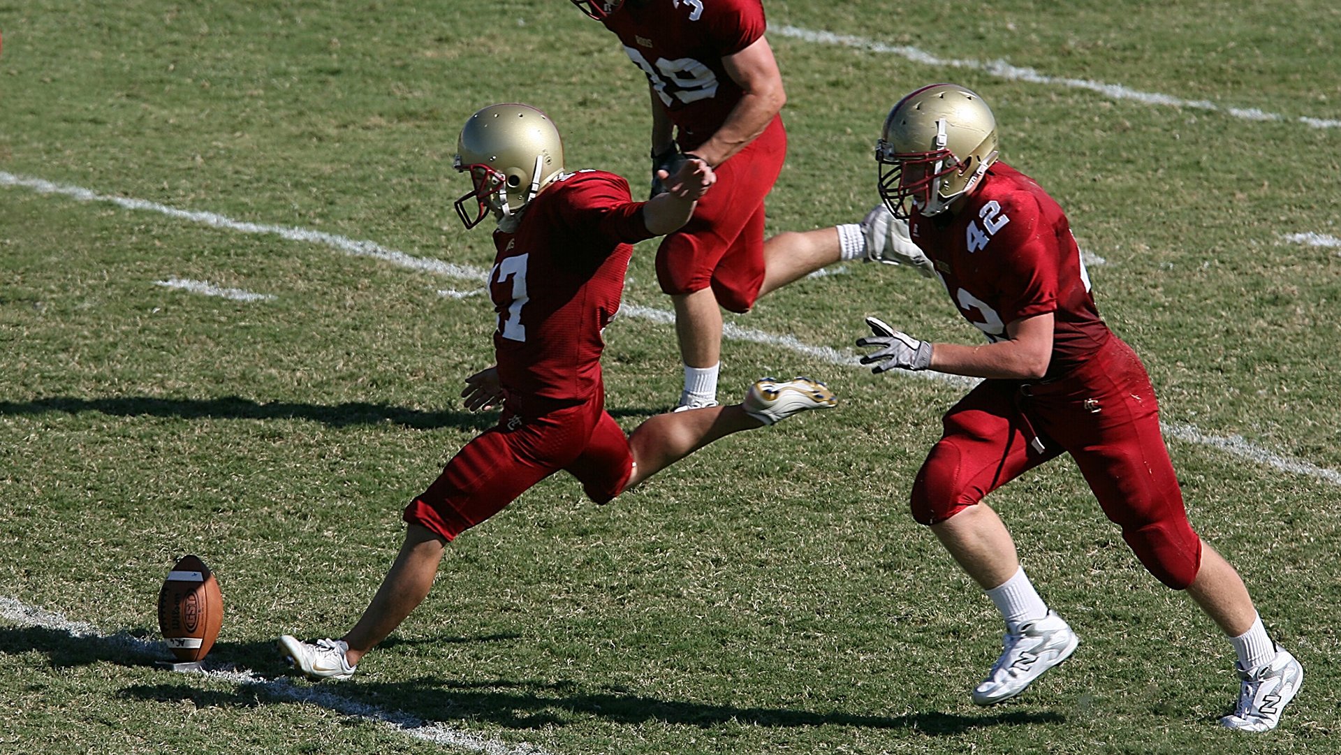 法甲豪门“边路+高压”战术:打乱对手战略,足球高压战术